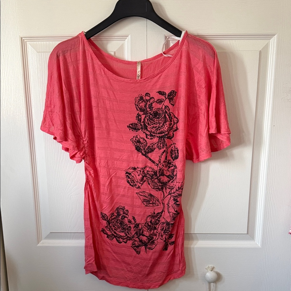 Coral Floral Rhinestone Flutter Sleeve Casual Tee (Small)